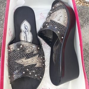 NEW Dezario wedge sandals